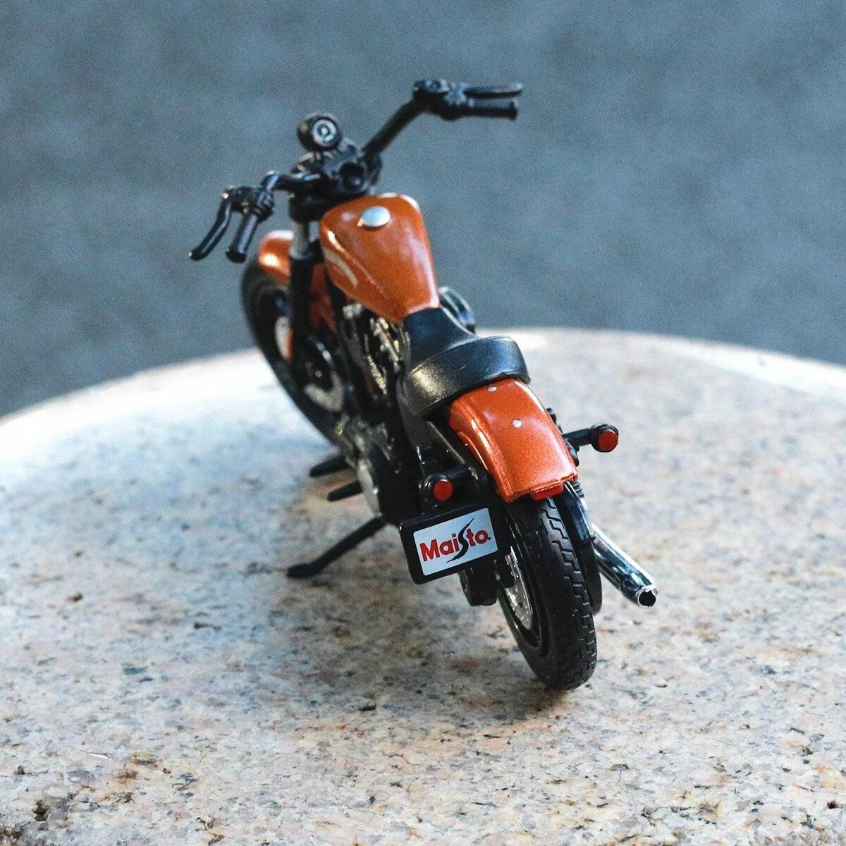 Maisto Scale 1:18 Motorcycle Model 2015 Harley-Davidson Sportster Iron 883 Souvenir Toy Collectible Mini Moto Die Cast - YOURISHOP.COM